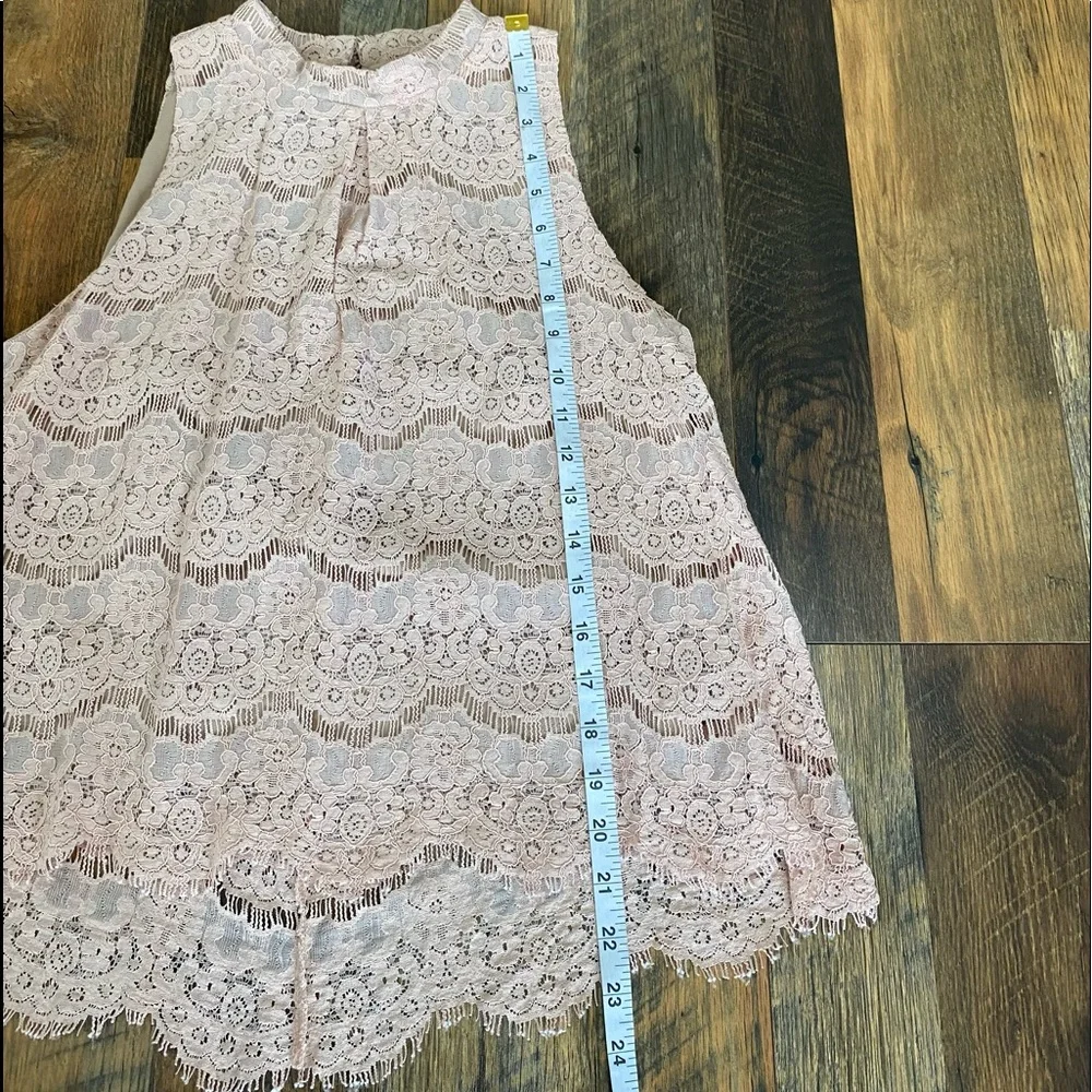 Beautiful lace blush top - Picture 2 of 6